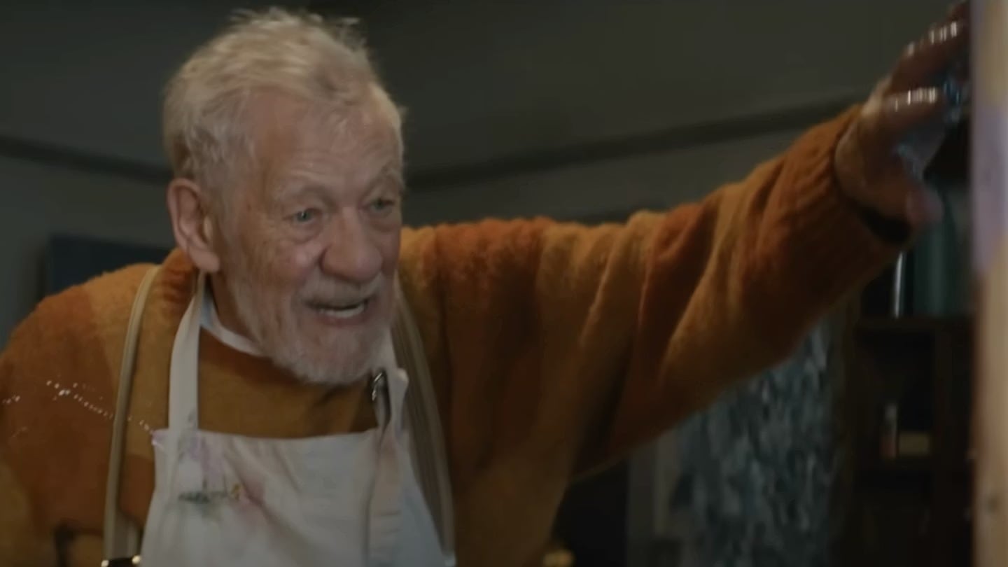En The Christophers, McKellen interpreta a un célebre pintor cuya familia planea lucrar con sus obras tras su muerte.(Créditos: NEON)