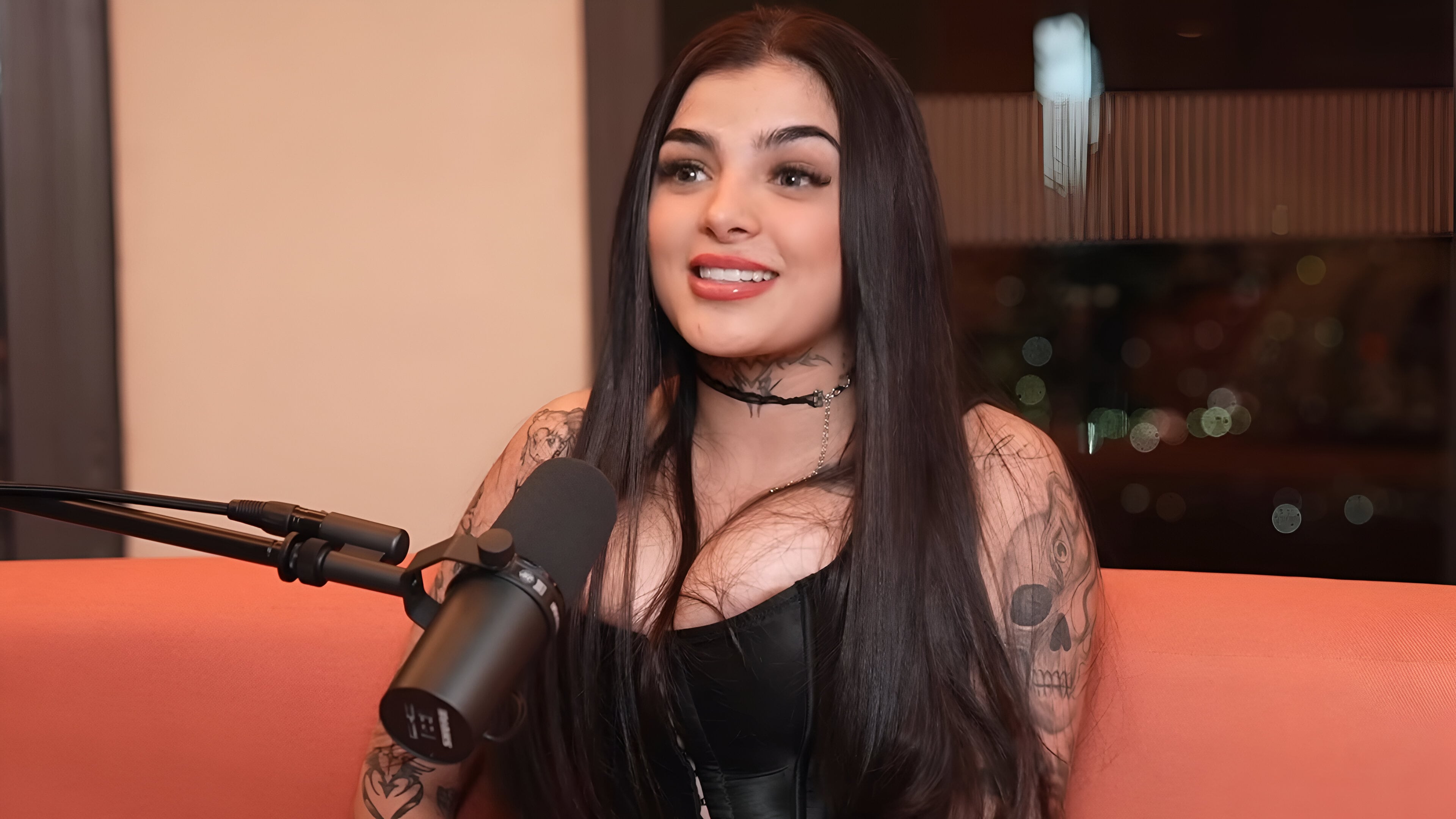 Karely Ruiz confirmó en redes sociales que se sometió a una cirugía estética como parte de una transformación personal. - Foto: Julio Orozco, YouTube