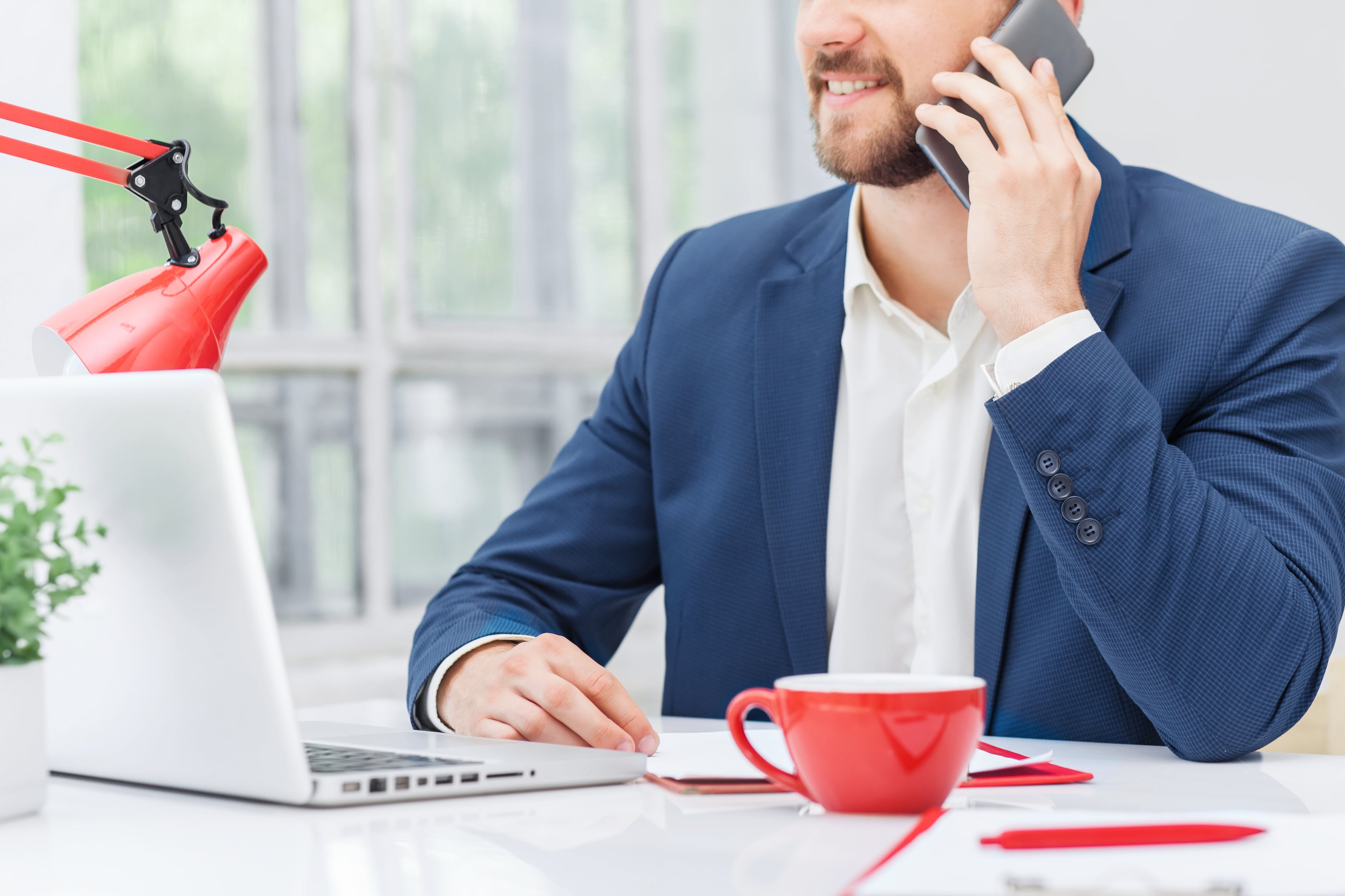 Hombre saludando por teléfono. (Freepik)