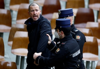 La gendarmería lo retiró del lugar y no puso resistencia (Reuters)