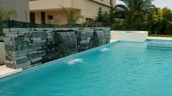 Piscina diseñada por el ingeniero Bernardo Canale. Hoy en día se trata elemento de diseño de todo el proyecto arquitectónico de una vivienda. Entre los accesorios de vanguardia están la caída de agua, cascadas, gárgolas, generadas en muros perimetrales, o bien por diferencia de nivel de planos de agua a diferentes alturas. Son elementos que vienen del Feng Shui, cada vez más usados
