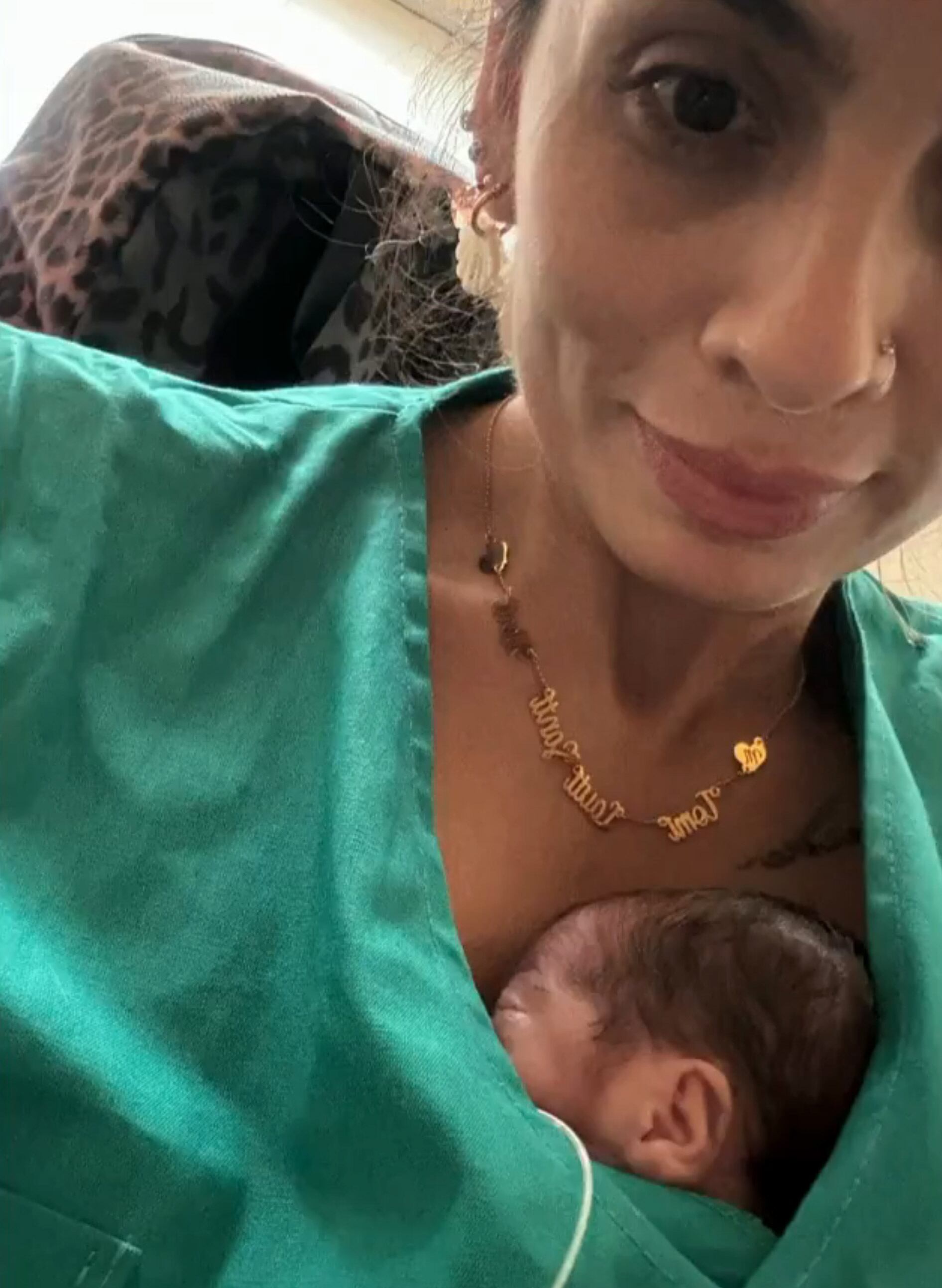 Marrero, cobijando a Amely en su pecho, debajo de su ambo.