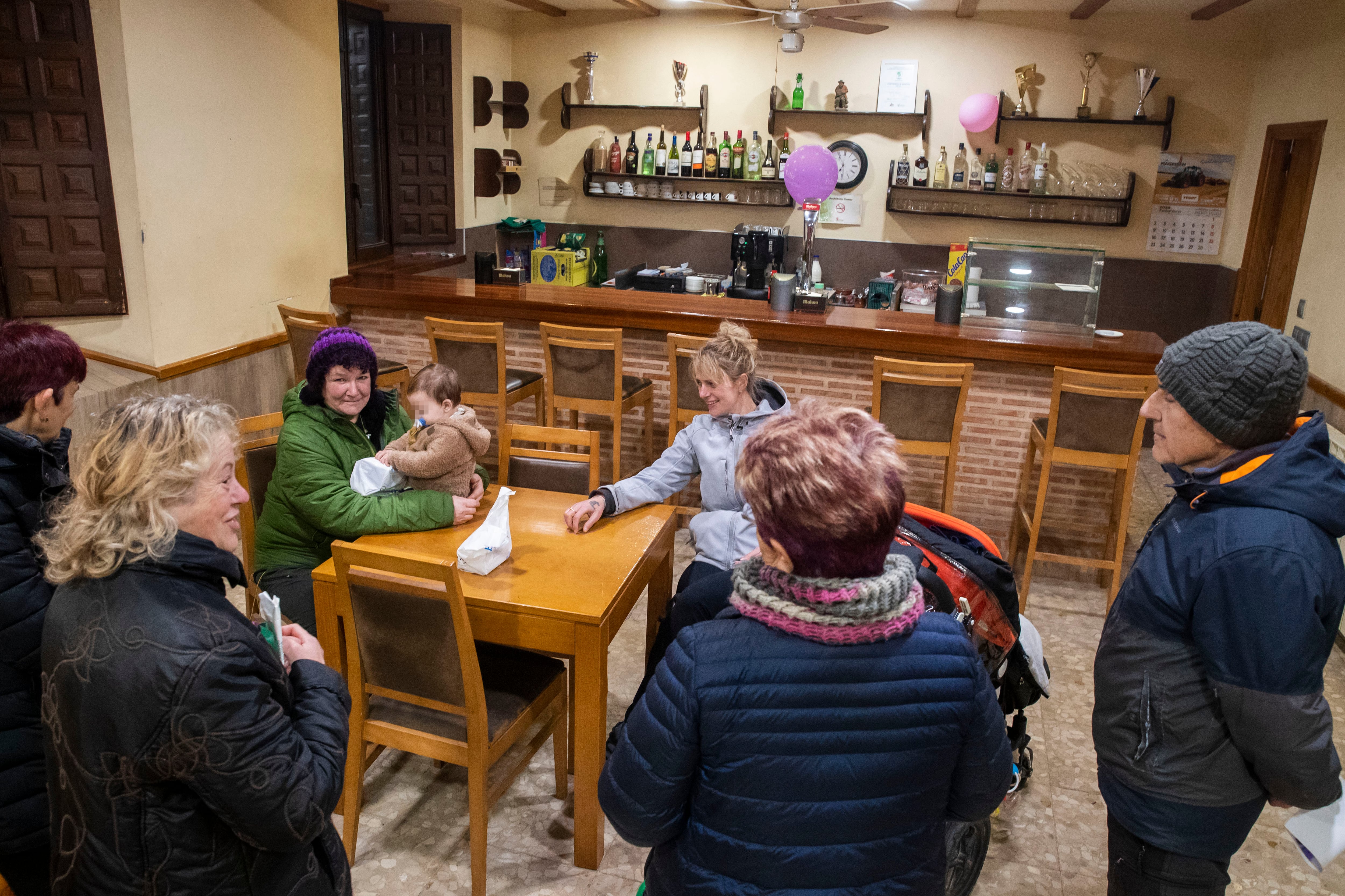 La vida social en el bar del pueblo. (EFE/Wifredo García Álvaro)