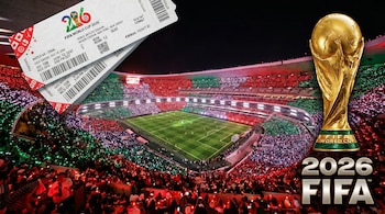 Estadio Azteca iluminado con los colores de la bandera mexicana y lleno de aficionados. En las esquinas superiores, boletos del Mundial 2026 y la Copa Mundial de la FIFA dorada.