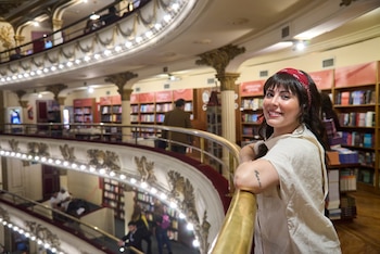 La autora española consultó a universidades y museos antes de crear una nación indígena ficticia inspirada en los nativos americanos - (Gentileza de Ediciones Urano)