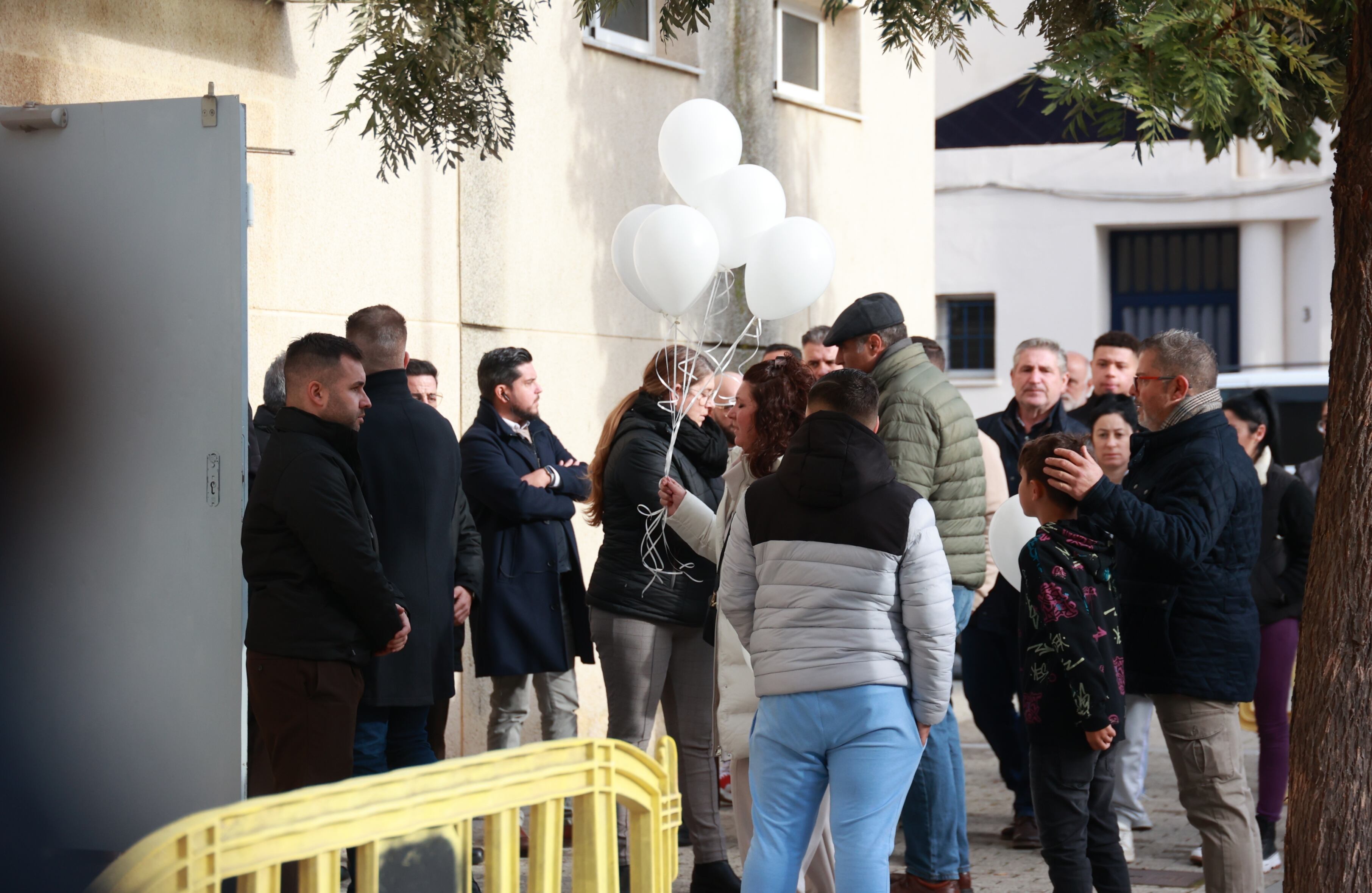 Familiares y vecinos de la familia Zamorano fallecidos en el accidente de Adamuz, celebran una misa funeral en su memoria, en la capilla ardiente instalada en el Pabellón de Deportes de Aljaraque (Huelva), localidad donde residían. (Rocío Ruz/Europa Press)