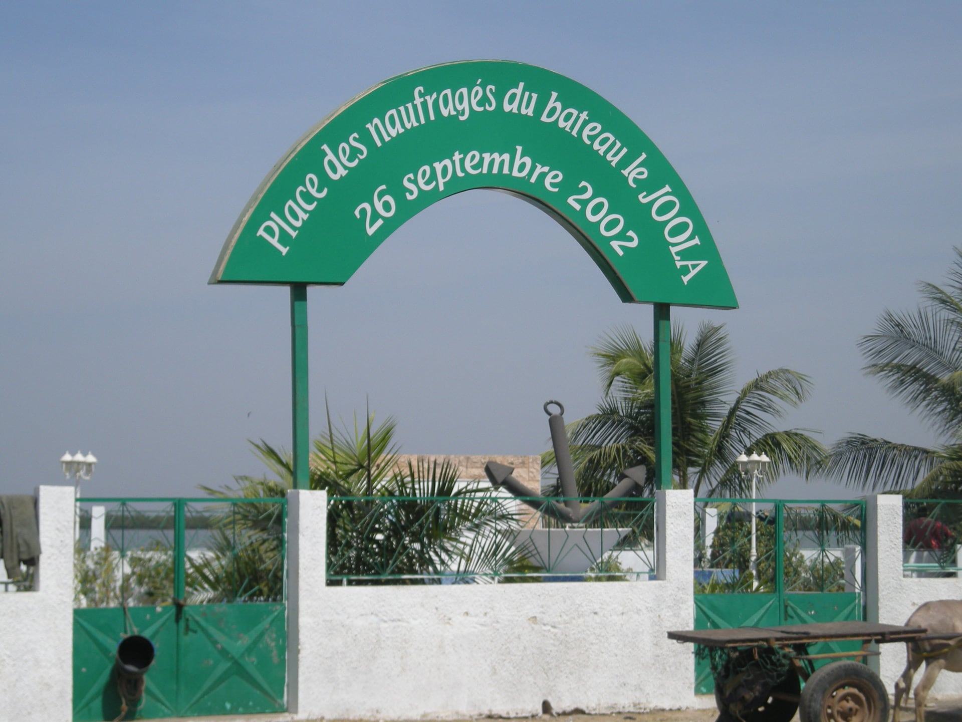 Homenaje a los náufragos a bordo del MV Le Joola, en Ziguinchor, cerca del lugar donde embarcaron (Wikipedia)
