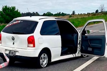Las patrullas interceptaron el vehículo en el kilómetro 180 de la ruta nacional 8 con varios impactos de bala en su carrocería (Diario El Norte)