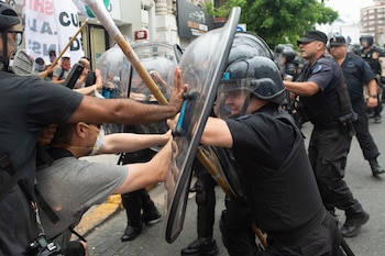 La Policía contiene el avance
