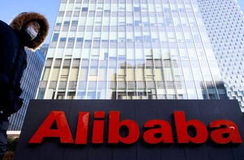 FOTO DE ARCHIVO: El logotipo de Alibaba Group en su oficina en Pekín, China 5 de enero 2021. REUTERS/Thomas Peter/Foto de archivo