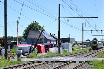 Imagen del lugar en el que ha ocurrido el accidente entre un autobús escolar y un tren en Bélgica. (Dirk Waem/Belga/AFP)