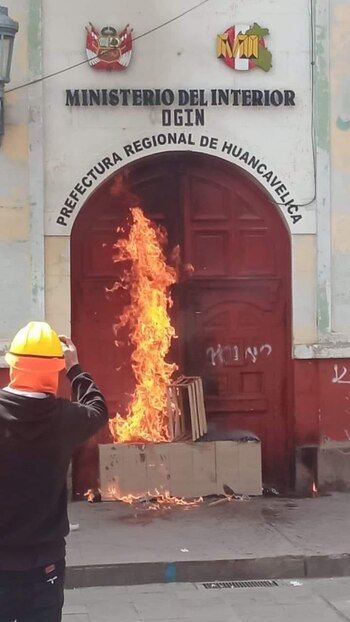 Manifestantes queman puerta de la
