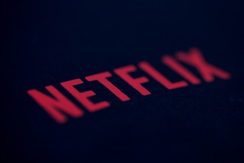 A Netflix mantém hoje o acesso a televisores com sistemas operacionais atualizados, como webOS na LG, Tizen OS na Samsung e Android TV na Sony. (REUTERS/Gonzalo Fuentes/Foto de arquivo)