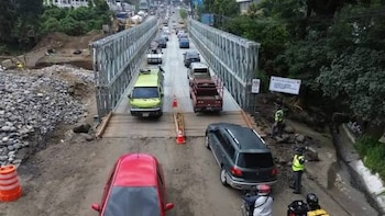 El puente Enrique Tejada Wyld absorbió más de 150 mil vehículos diarios y las autoridades, junto con Conred, restringieron de forma temporal el paso del transporte pesado para proteger la estructura.