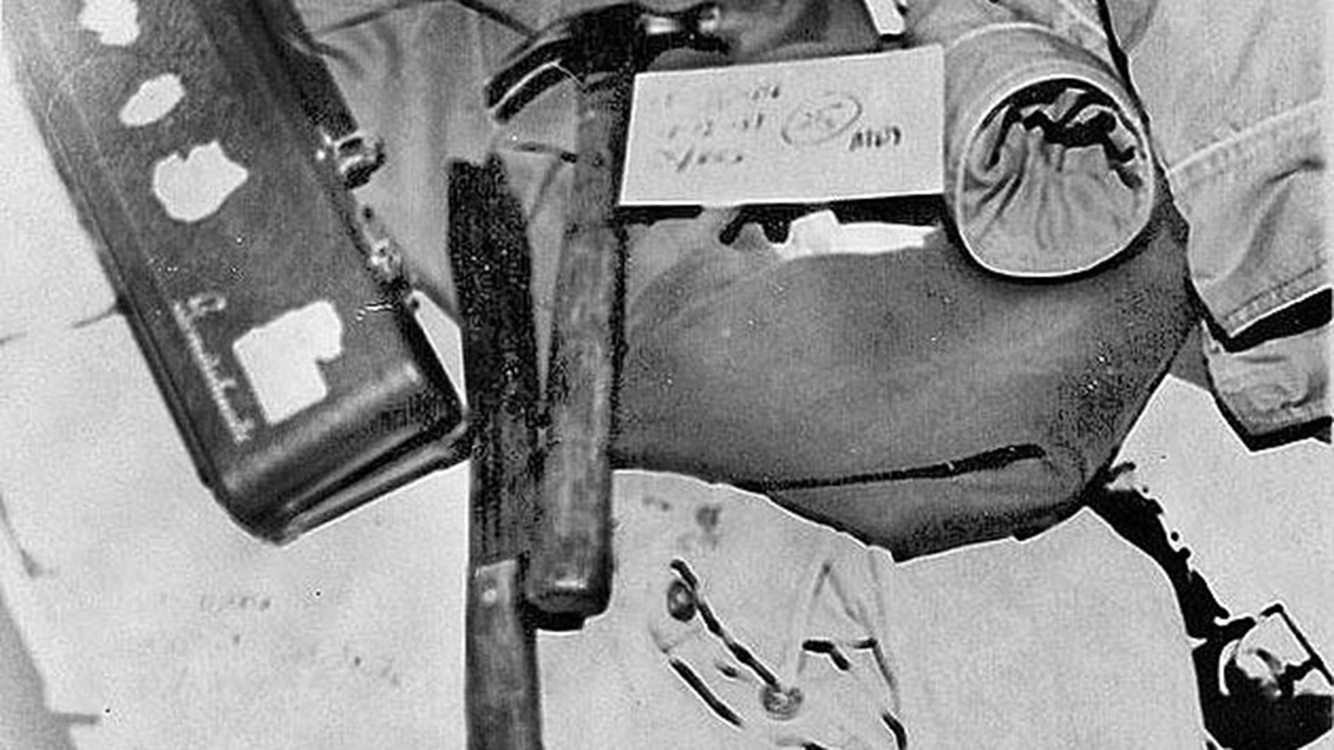 Imagen policial del cuchillo y el martillo usados por los asesinos