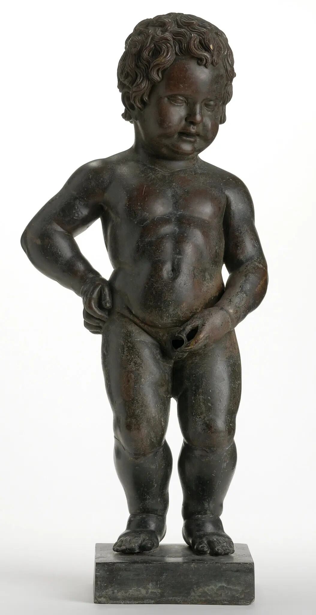 La escultura original fue trasladada al Museo de la Ciudad de Bruselas después de que la estatua fuera arrancada de su pedestal en 1965. Posteriormente se realizó una réplica de bronce para la fuente exterior, donde la mayoría de la gente la visita hoy en día (Crédito: Y. Peeters)