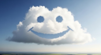 Una gran nube blanca y esponjosa en el centro del cielo azul, con agujeros que forman dos ojos y una boca sonriente, sobre un paisaje verde y montañoso.