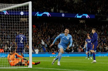 Phil Foden celebra su gol