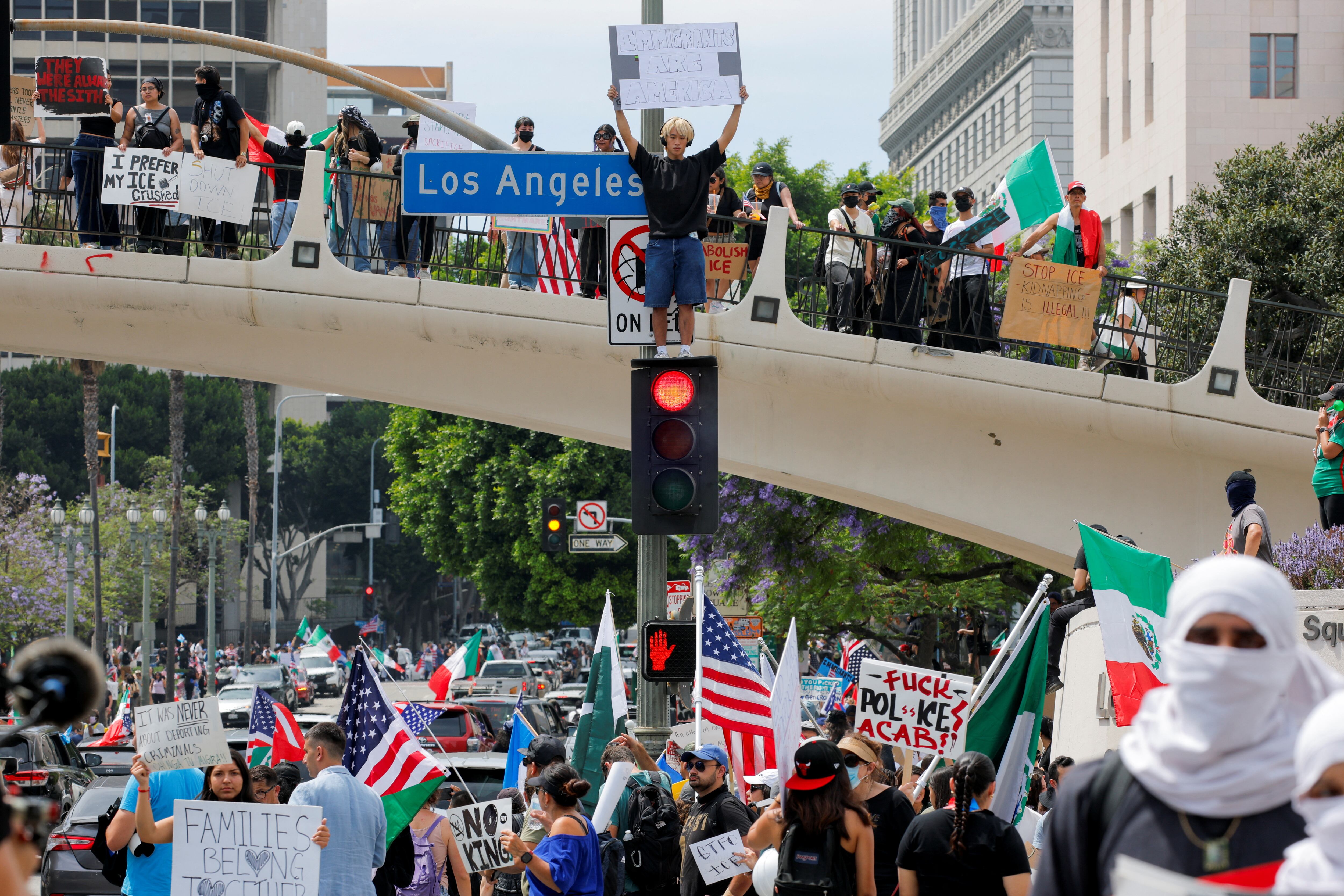 Más de 2.000 manifestaciones se realizaron en Estados Unidos en rechazo a las políticas migratorias federales. (REUTERS/Mike Blake)