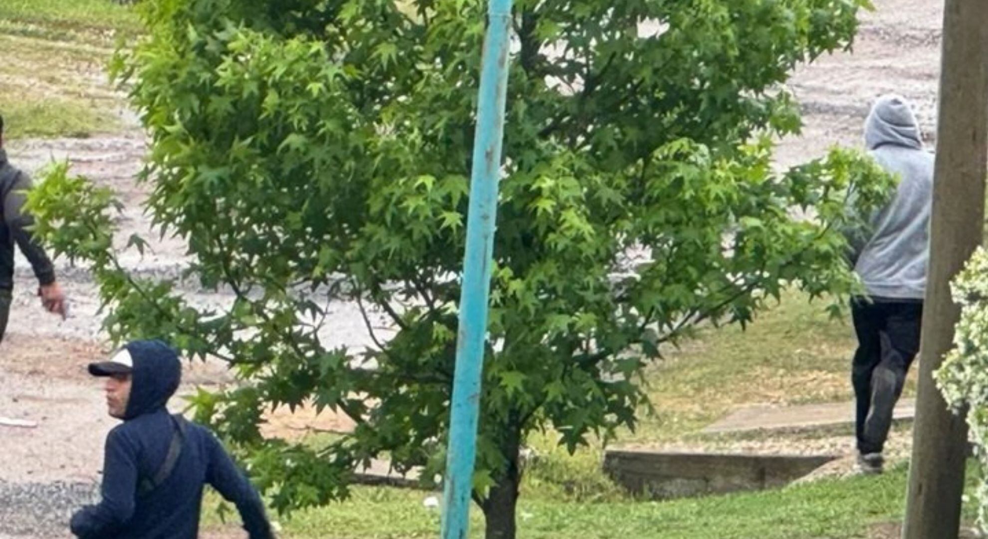 El momento en el que la banda huyó del barrio (Gentileza: Diario Hoy)