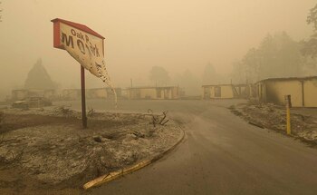 El humo se extiende alrededor
