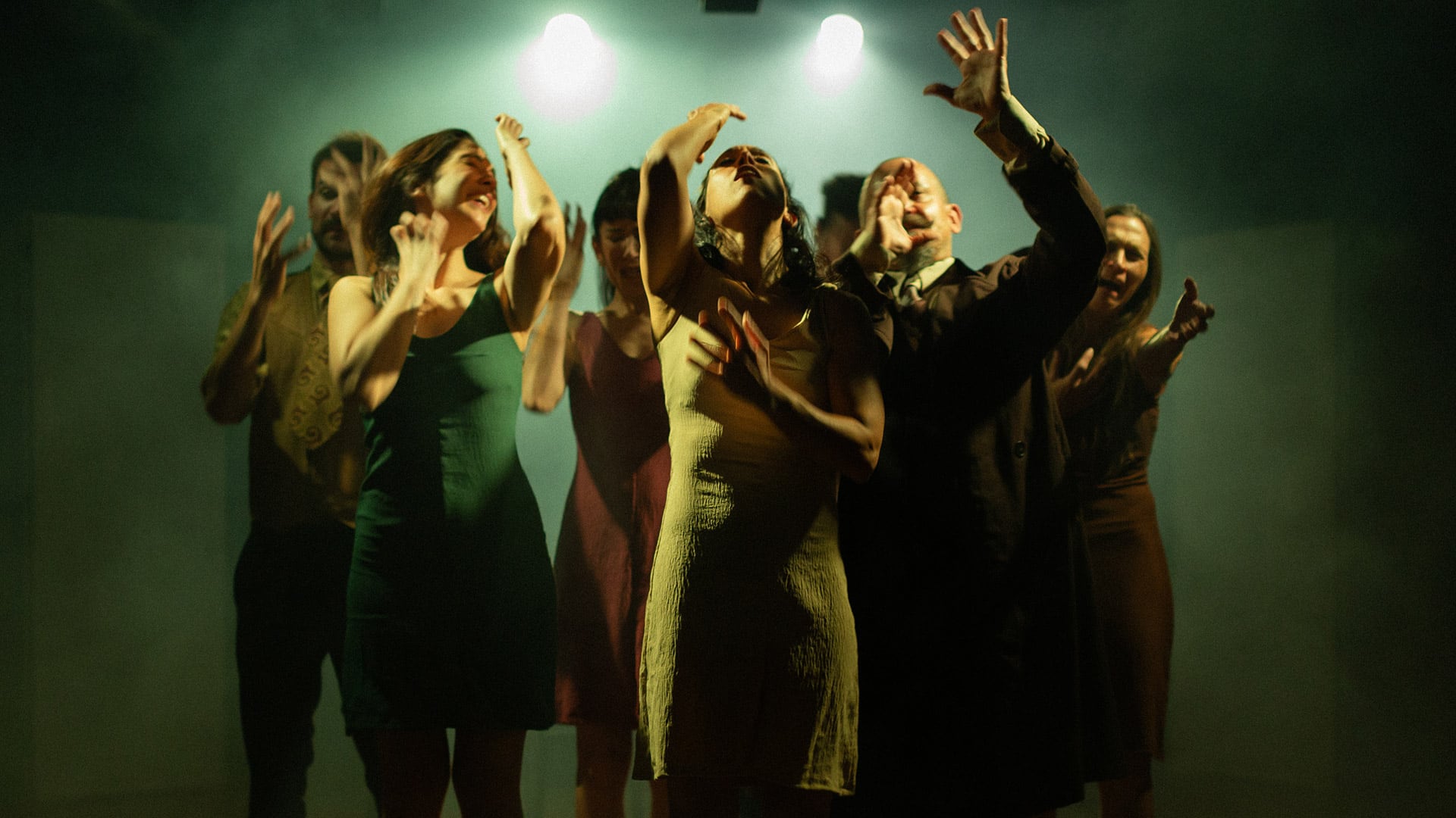 Una obra irrumpe en ‘Un enemigo del pueblo’ y convierte el teatro en debate