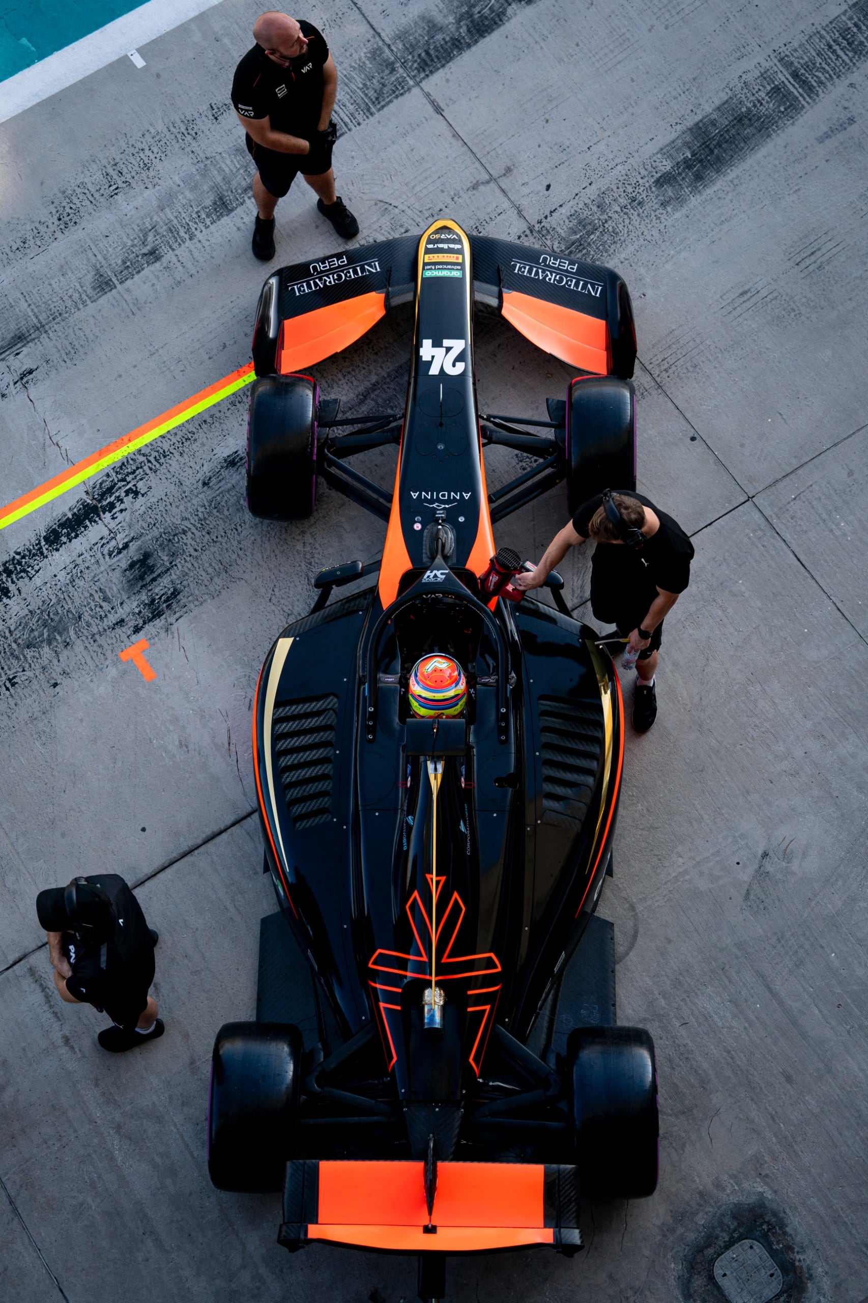 El argentino se sigue adaptando al equipo Van Amesfoort Racing