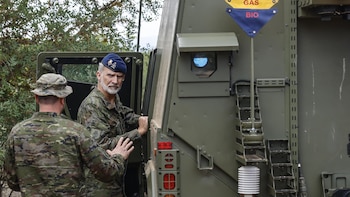 El Rey presencia en Bétera el ejercicio "más importante" del Ejército en la preparación ante amenaza nuclear o biológica