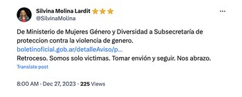 La periodista Silvina Molina muestra