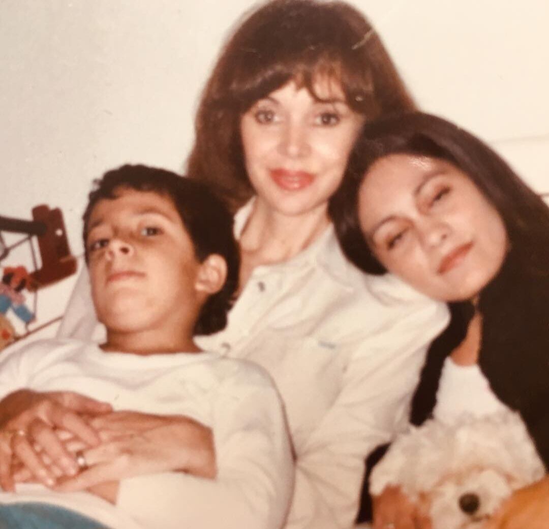 Patricia en una antigua postal familiar junto con sus hijos Joaquín y Paula