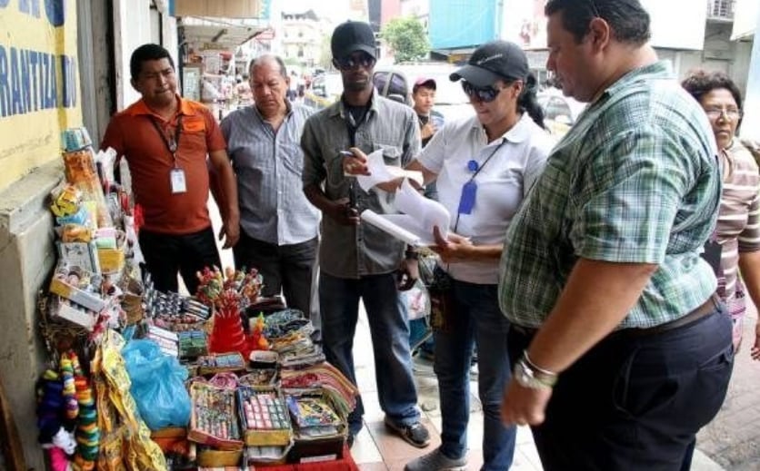 Las autoridades alcaldicias realizan constantes operativos para detectar la buhonería en la ciudad capital. (Internet)