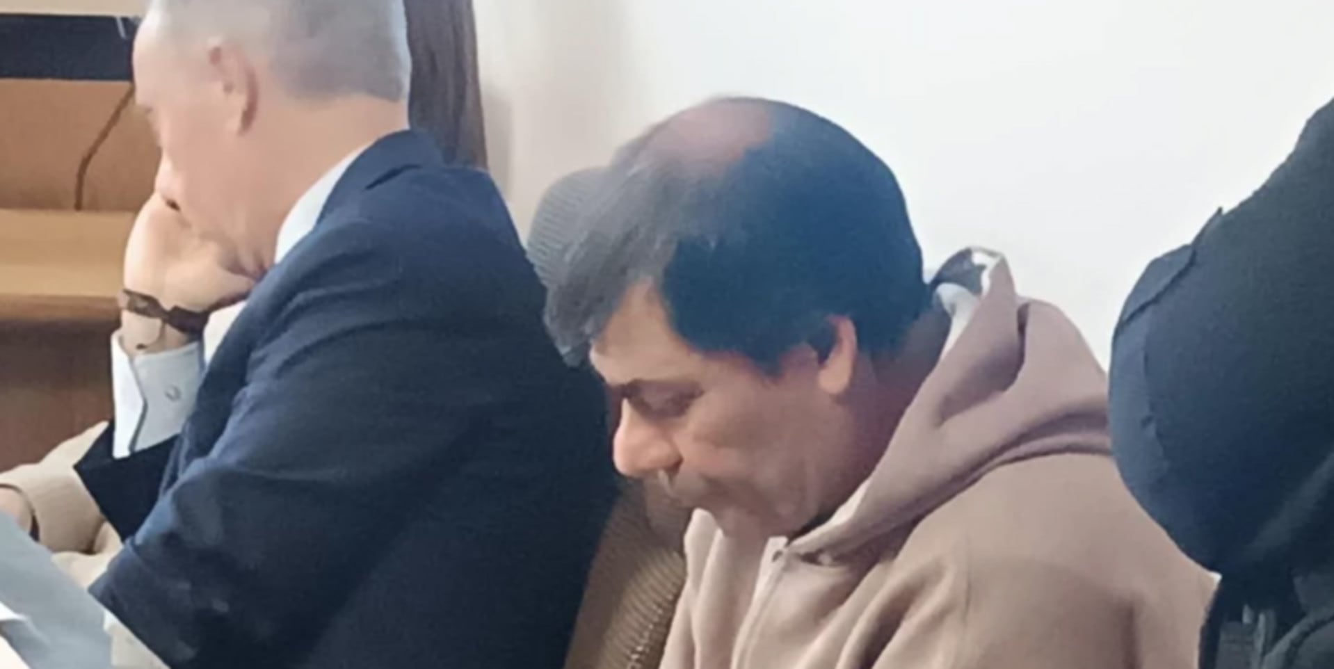 El acusado de doble homicidio de su pareja y cuñado en Mar del Plata permanece atento durante una de las sesiones del juicio (0223)