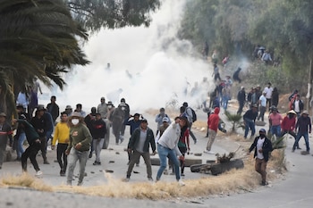 Manifestantes antigubernamentales que bloquean una autopista lanzan piedras contra la policía militar durante los enfrentamientos en Vinto, Bolivia, el lunes 8 de junio de 2026. (Foto AP/Dico Soliz)