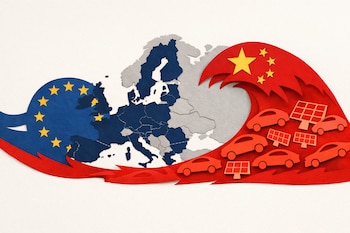 Ilustración: mapa de Europa en azul y gris con el logo de la UE. Una ola roja con coches eléctricos, paneles solares y el logo de China avanza sobre él.