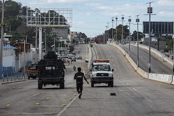 Fotografía de archivo de integrantes de la Policía de Haití en las calles en Puerto Príncipe (EFE/Mentor David Lorens)