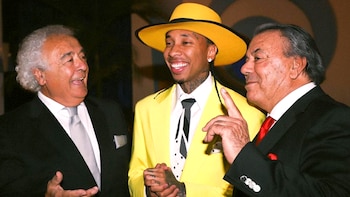 Los españoles junto al rapero