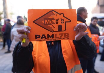 Una mujer porta una pancarta de la Plataforma de Afectados Metro L7B - (Eduardo Parra/Europa Press - Archivo)