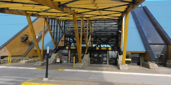 La terminal, inaugurada en 1995 y ampliada en 2009, cuenta con 9.700 m², 18 posiciones de check-in y sala de embarque para 300 personas (Aeropuerto Internacional de Ushuaia Malvinas Argentinas)
