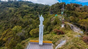 La vista panorámica desde la cima permite apreciar municipios vecinos como Vélez, Guavatá y Albania - crédito Canal Tro