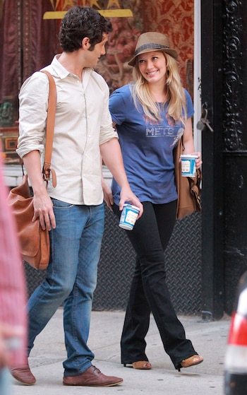 Hilary Duff y Penn Badgley durante una aparición conjunta, recordando su trabajo como pareja en la pantalla.