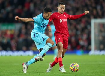Thiago (d), en el partido