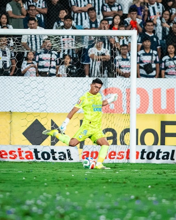 Diego Enríquez durante el partido contra Alianza Lima en Matute.