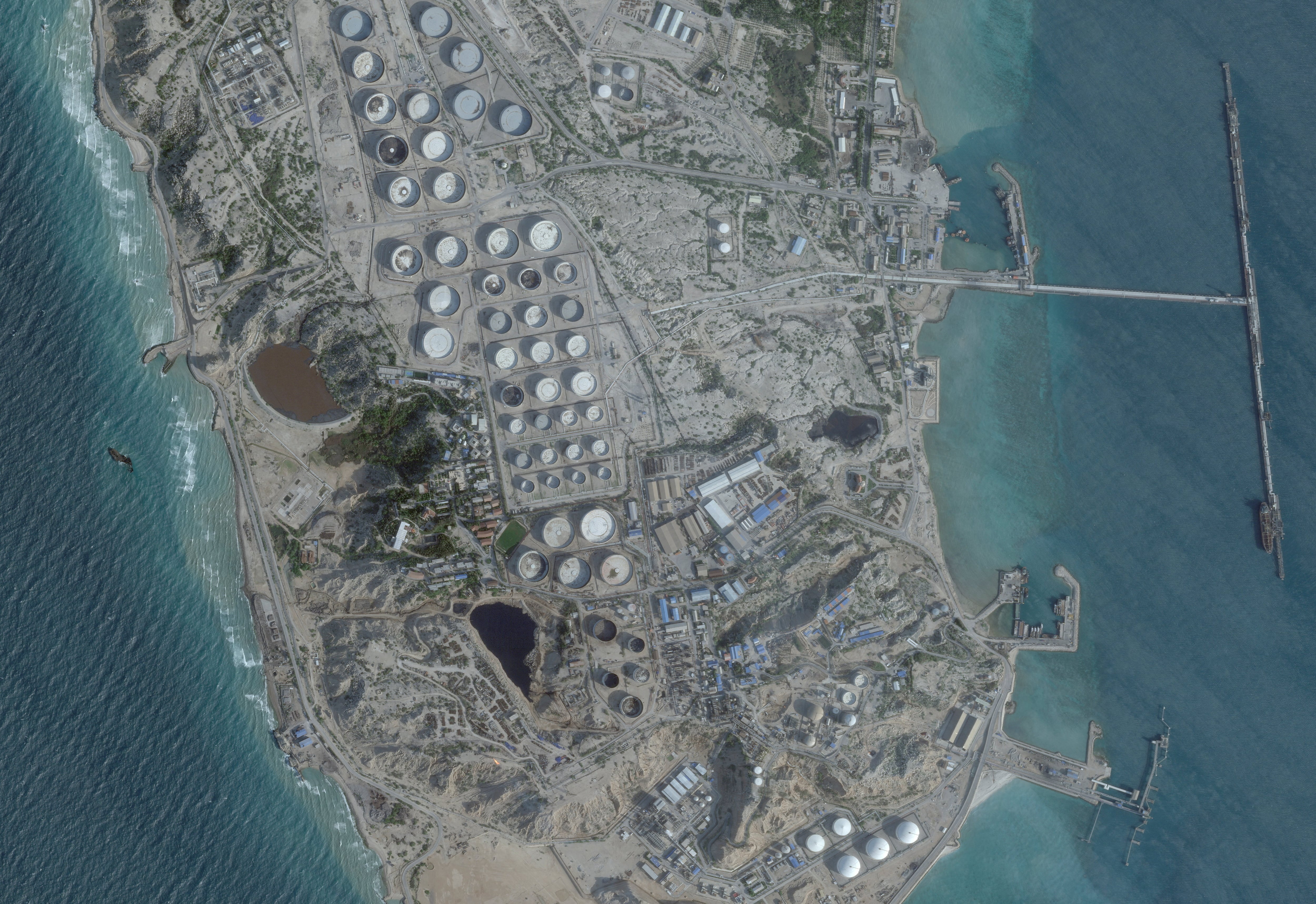 FOTO DE ARCHIVO: Una imagen de satélite muestra una terminal petrolera en la isla de Jarg, Irán, el 25 de febrero de 2026. 2026 Planet Labs PBC/Imagen cedida a través de REUTERS