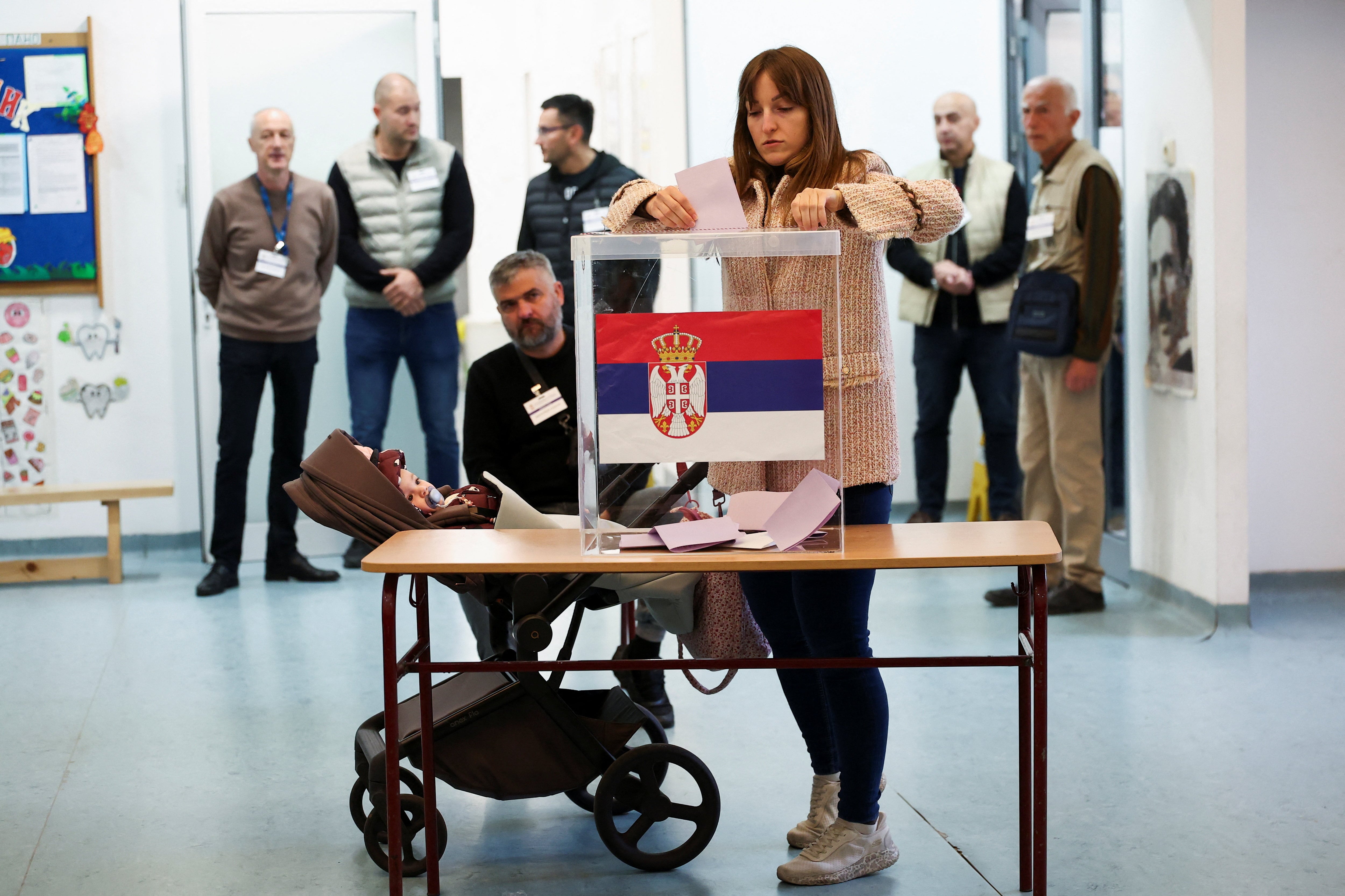 La afluencia a las urnas superó el 68 % del padrón electoral, uno de los registros más elevados en la historia moderna del país balcánico. (REUTERS/Zorana Jevtic)