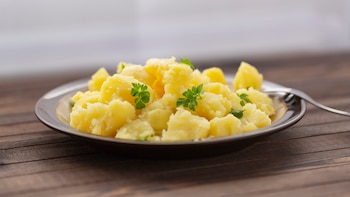Receta de patatas aliñadas al microondas, la tapa veraniega por excelencia en su versión más fácil y rápida