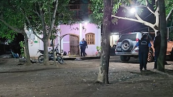 Agentes de la Policía Nacional inspeccionan la vivienda en el barrio Dennis Larios, Ticuantepe, donde ocurrió el deceso de una niña de cuatro años (Cortesía: TN8).