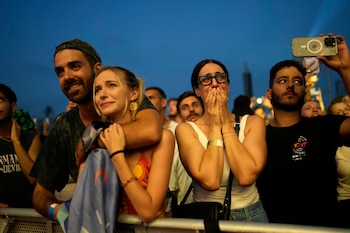 Una mujer llora en el