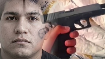 Retrato fotográfico de un hombre junto a una mano que sostiene una arma de fuego corta de color negro