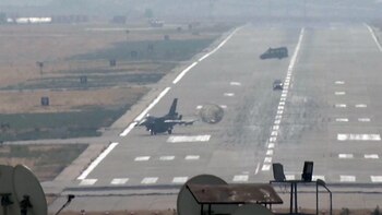 Un cazabombardeo F-16 de la Fuerza Aérea de Turquía tras aterrizar en la base de Incirlik tras un ataque contra posiciones kurdas
