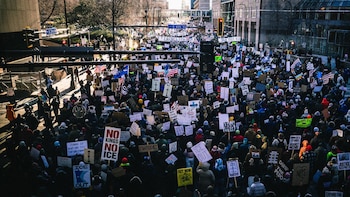 Miles de personas regresan a